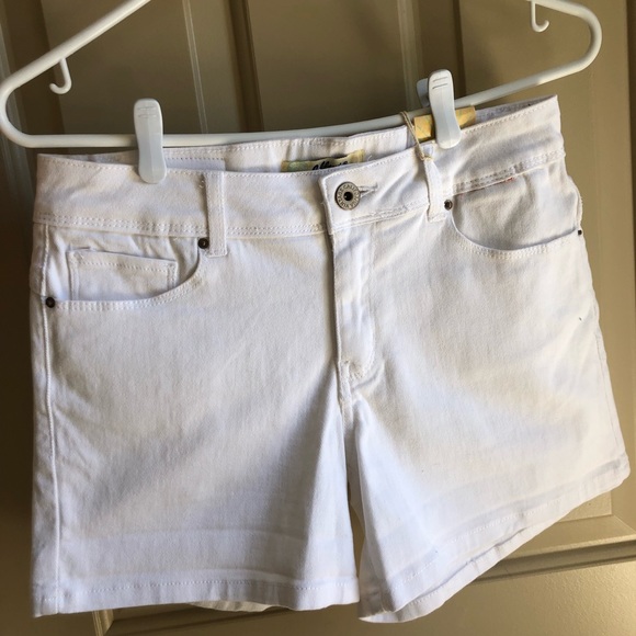 Fashion Nova California vintage white jean shorts - Picture 3 of 4
